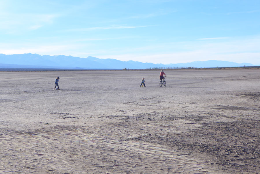 Weite flache Ebene mit Menschen verschiedenen Alters