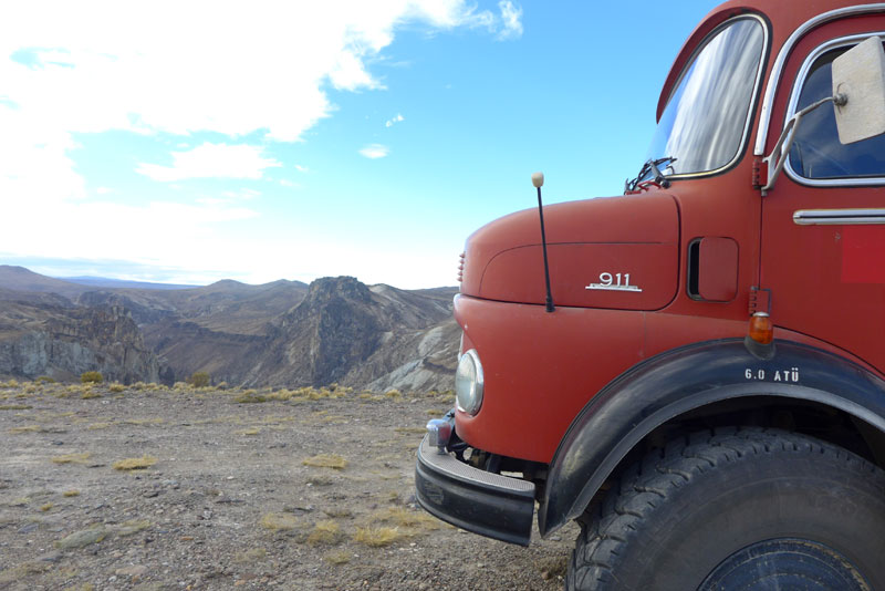 Altes Feuerwehrauto in Gebirgslandschaft
