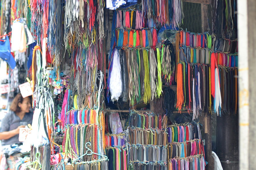 Marktstand - viele bunte und unterschiedlich gemusterte Schnüre