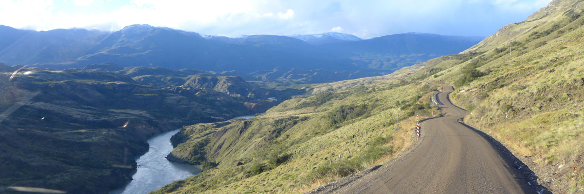 Fernblick mit Gebirge, Fluss und Landstrasse